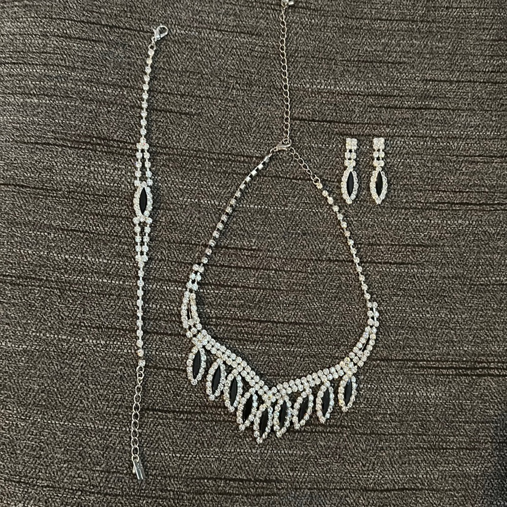 Rhinestone & black stone jewelry set.